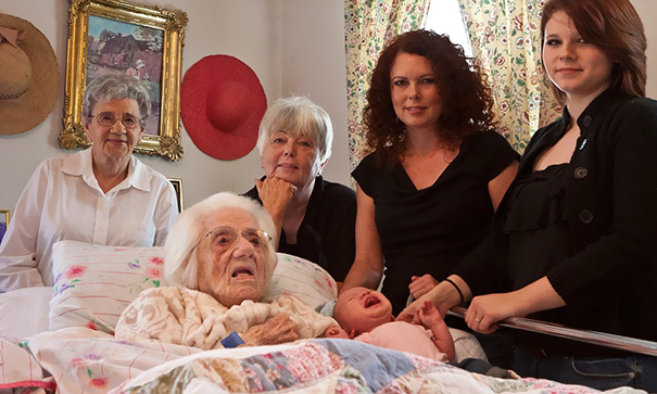 Bà Mollie Wood (Mỹ) là cụ bà đầu tiên trên thế giới được đón chào cô cháu gái là thế hệ thứ 6 trong gia đình khi vừa bước sang tuổi 111.