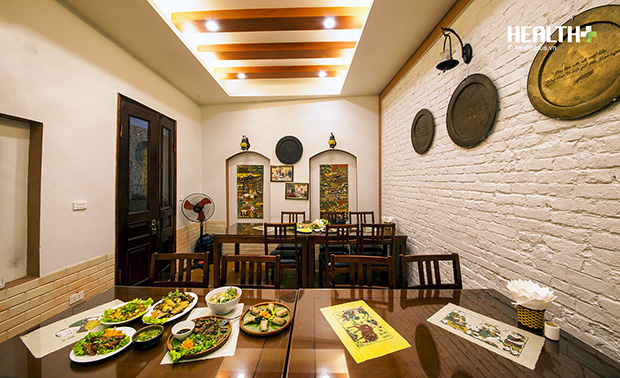 Không gian ấm cúng và thân mật tại nhà hàng Quà Trám là điểm đến lý tưởng cho những bữa cơm gia đình và tụ tập bạn bè dịp cuối năm.
