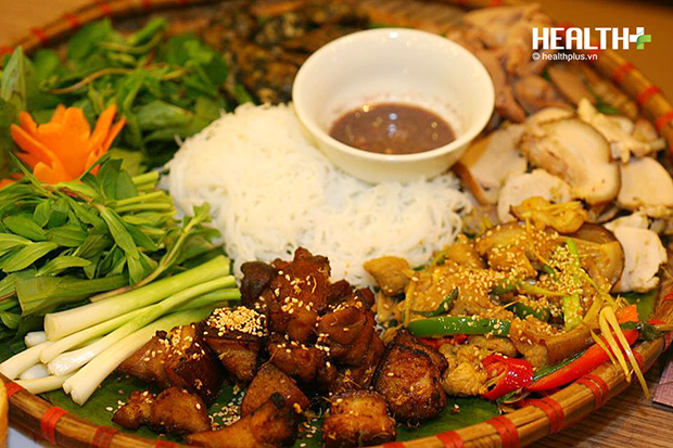 Thịt lợn đen Phú Thọ được nhà hàng thui rơm nếp nên giữ được nguyên hương vị tự nhiên của thịt lợn mán.