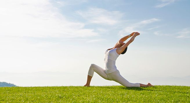 Tư thế trăng lưỡi liềm (Anjaneyasana): Động tác Yoga này giúp mở rộng các cơ quan nội tạng và massage nhẹ nhàng các cơ bụng để kích thích tiêu hóa. Theo các chuyên gia, bài tập này cũng có thể giúp đào thải các chất độc tích tụ trong cơ thể.