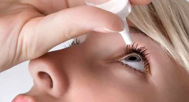 Tình trạng kích ứng mắt cũng có thể sẽ thuyên giảm nếu bạn sử dụng thuốc nhỏ mắt theo chỉ định của các bác sỹ nhãn khoa. Lưu ý, bạn cần tham khảo ý kiến ​​bác sỹ trước khi sử dụng thuốc nhỏ mắt để đối phó với chứng khô mắt.