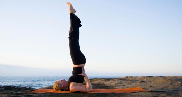 Tư thế đứng bằng vai (Sarvangasana): Bài tập yoga này không chỉ giúp bạn rèn luyện cột sống mà còn giúp tăng cường oxy và máu tới tất cả các cơ quan và ngăn ngừa các rối loạn hệ thần kinh.