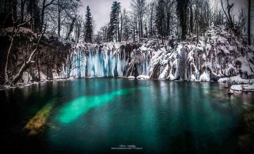 Nhiếp ảnh gia Tamas Toth người Hungary đã tới hồ nước Plitvice tại Croatia trong những ngày đông lạnh giá và lưu lại những hình ảnh đẹp đến ngỡ ngàng của những thác nước đóng băng tại đây.