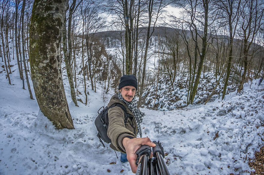 Nhiếp ảnh gia Tamas Toth selfie dưới khung cảnh vườn quốc gia Plitvice chìm trong băng tuyết.
