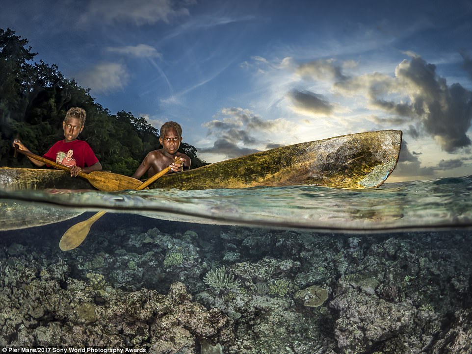 Nhiếp ảnh gia Pier Mane đã chụp lại được hình ảnh những đứa trẻ bản địa thuộc quần đảo Salomon, nơi mà anh nói:
