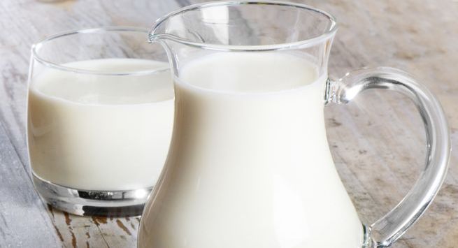 Uống sữa: Sữa có chứa một thành phần gọi là α-lactalbumin có tác dụng thúc đẩy sự giải phóng serotonin.