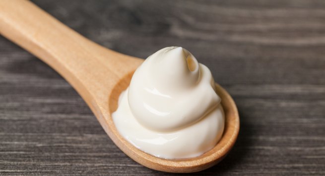 Kem sữa: Nếu bạn có làn da nhờn thì bạn không nên sử dụng kem sữa trên mặt. Chúng có thể làm tắc nghẽn các lỗ chân lông và gây mụn đầu trắng.