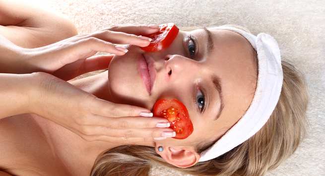 Nước ép cà chua: Sử dụng nước ép cà chua có thể làm khiến làn da bị mất nước và trở nên nhạy cảm hơn, thậm chí có thể dẫn đến kích ứng.