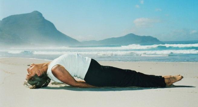 Tư thế con cá (Matsyasana): Tư thế yoga này sẽ giúp kiểm soát mức độ lo lắng và giảm đau nhức cơ thể. Tư thế yoga này còn giúp mở ngực để tăng lượng máu giàu oxy chảy vào não và cổ họng.