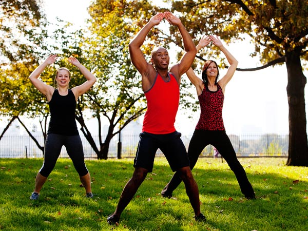 Cơ thể bạn cần di chuyển bằng cách thực hiện 10 - 15 nhịp nhảy jacks (nhảy dang tay chân). Tập luyện bài tập này sẽ giúp tăng cường lưu thông máu tới các bộ phân trên cơ thể ngay lập tức.