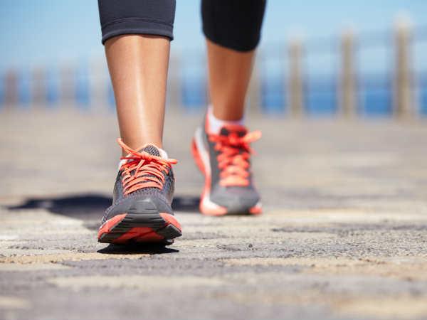 Đi dạo là một trong những cách tốt nhất để tăng lưu thông. Nó cũng cải thiện cơ bắp chân của bạn một cách hiệu quả.