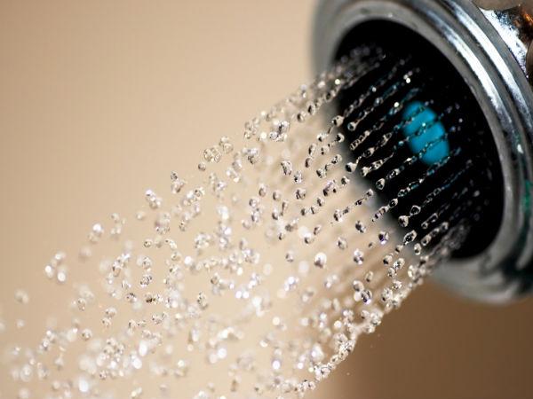 Tắm nước nóng: Tắm nước nóng cũng là cách giúp làm giảm ho hiệu quả vì chúng giúp làm ẩm hệ thống hô hấp.