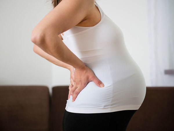 Mang thai: Nước tiểu có bọt cũng là tình trạng phổ biến trong thai kỳ. Trong thời kỳ Mang thai, thận phải làm việc quá sức và protein có thể bị rò rỉ vào nước tiểu và gây ra bọt.