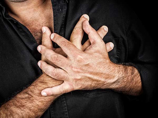 Các vấn đề về tim mạch: Nước tiểu có bọt cũng cũng có thể là một triệu chứng của các vấn đề tim mạch. Lượng protein trong nước tiểu quá cao có liên quan đến các vấn đề như đột quỵ.