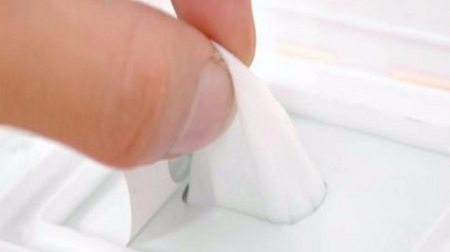 Sử dụng khăn ướt để lau: Điều này đặc biệt cần lưu ý đối với những phụ nữ có da nhạy cảm và dễ dị ứng. Hầu hết các loại khăn ướt đều có chứa các hóa chất hoặc cồn có thể khiến vùng da nhạy cảm của âm đạo bị kích ứng.