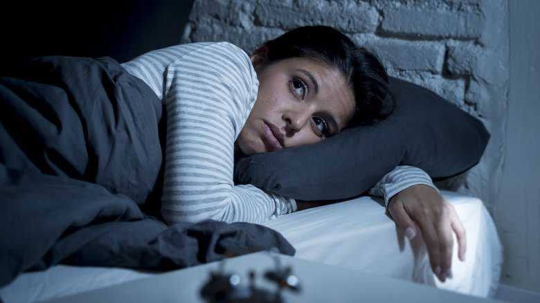 Khó ngủ là một trong những dấu hiệu của rối loạn lo âu. Nếu bạn thấy giấc ngủ của mình bị gián đoạn hoặc khó đi vào giấc ngủ, bạn có thể tự hỏi bản thân cảm thấy thế nào? Những vấn đề bạn đang suy nghĩ, lo lắng có thể là gốc rễ của chứng mất ngủ của bạn. Tuy nhiên,  nếu không giải quyết được vấn đề này, nó có thể sẽ khiến bạn bị mất ngủ.