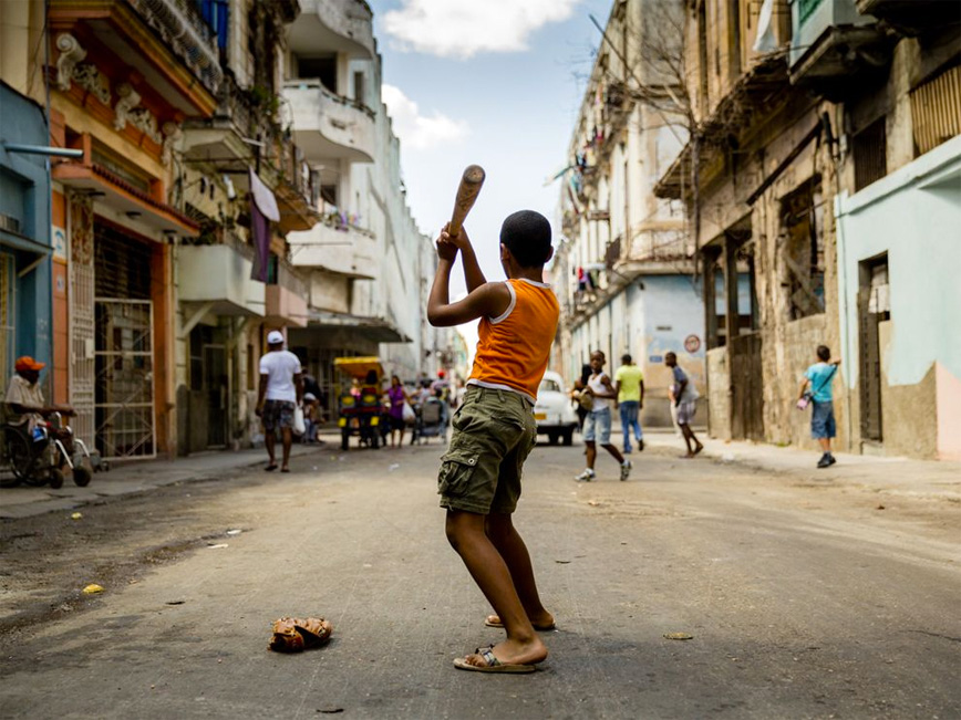Bóng chày trên đường phố tại thủ đô Havana, Cuba - Ảnh: Lisa Shires