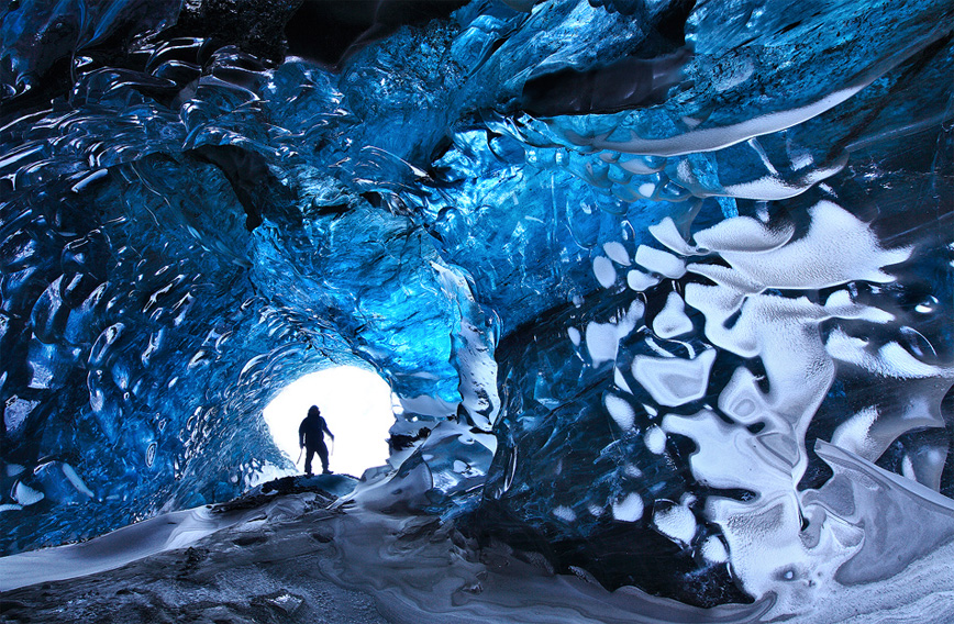 Trong hang băng Skaftafell, Iceland - Ảnh: Olvar Thorgeirsson
