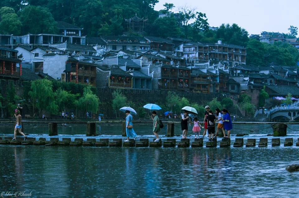 Phượng Hoàng cổ trấn (Fenghuang ancient town) được bảo tồn rất tốt cả về giá trị lịch sử, văn hóa của dân tộc ít người (Miêu, Hán, Thổ Gia, Hồi...) và phong cảnh thiên nhiên tuyệt vời.