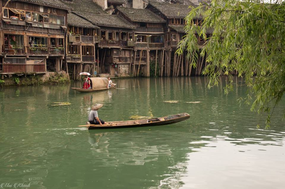 Du khách có thể dạo quanh thị trấn bằng những con thuyền nhỏ được chèo bằng tay.