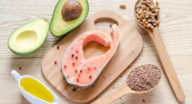 Chất béo omega 3: Omega 3 có đặc tính chống viêm, có thể giúp bảo vệ mạch máu và khớp xương. Những thực phẩm giàu omega 3 mà nam giới nên bổ sung vào chế độ ăn uống gồm cá hồi, đậu nành, hạt lanh, hạt óc chó và rau bina.