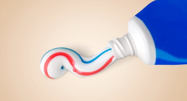 Nhiều thương hiệu kem đánh răng Trung Quốc đã bị FDA triệu hồi vào năm 2007 vì phát hiện thấy có chứa chất độc hại. Diethylene glycol rất nguy hiểm cho sức khỏe và nó được phát hiện trong nhiều loại kem đánh răng của Trung Quốc.