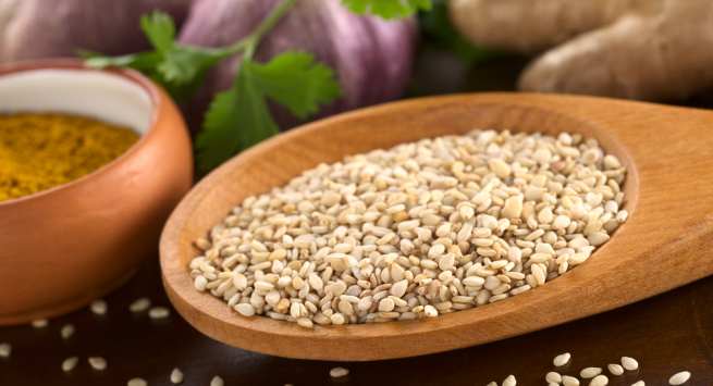 Hạt vừng: Ăn hạt mè cũng là cách để bổ sung lượng chất béo lành mạnh cho cơ thể. Hạt mè không chỉ giàu các acid béo thiết yếu mà còn chứa các chất dinh dưỡng như acid folic, kẽm, calci, niacin... rất tốt cho sức khỏe.