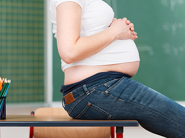 Phụ nữ mang thai mắc bệnh lây qua đường tình dục sẽ làm tăng nguy cơ trẻ sinh ra cũng bị nhiễm bệnh. Thậm chí những bệnh này còn ảnh hưởng tới sự phát triển của thai nhi và làm tăng nguy cơ sẩy thai.
