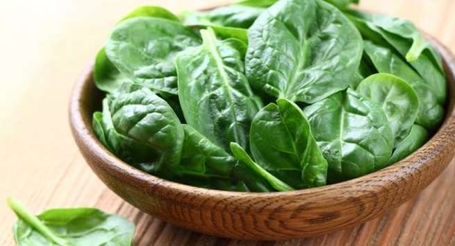 Rau lá xanh: Bổ sung các loại rau lá xanh vào chế độ ăn uống cũng giúp tăng năng suất làm việc của bạn. Các loại rau lá xanh là những nguồn vitamin B dồi dào, giúp tăng mức năng lượng cho bạn, từ đó giúp bạn làm việc hiệu quả hơn.