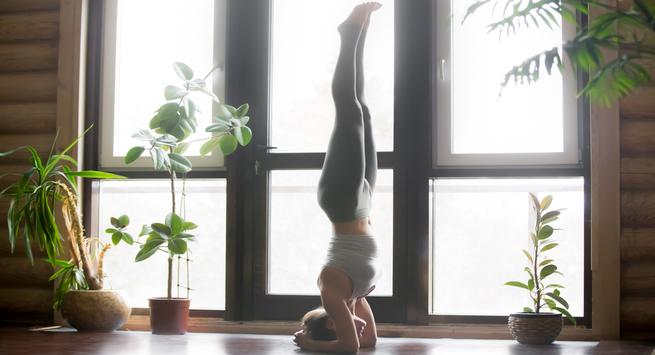 5 tư thế yoga giúp bạn có được vòng 1 quyến rũ - Ảnh 3