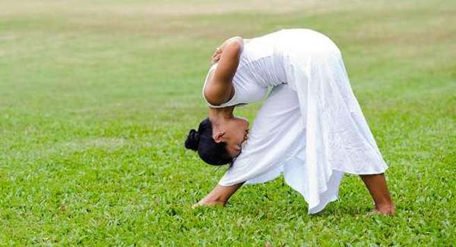 Tư thế kim tự tháp (Parsvottanasana): Theo thời gian, cơ ngực sẽ dần bị nhão, và bầu ngực của bạn sẽ chảy xệ hơn. Để khắc phục, bạn hãy thực hiện tư thế yoga này thường xuyên để giãn cơ và giúp bầu ngực căng hơn.