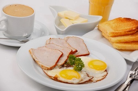 Ăn nhiều chất xơ vào bữa sáng: Một bữa sáng có hàm lượng chất xơ cao có thể giúp làm giảm cholesterol, ngăn ngừa bệnh tim mạch và đột quỵ.