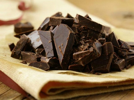 Ăn chocolate đen: Chocolate đen chứa nhiều chất oxy hóa, do đó ăn chocolate đen khoảng vài lần/tuần có thể mang lại hiệu quả tích cực trong việc ngăn ngừa sự hình thành của các cục máu đông trong mạch máu.