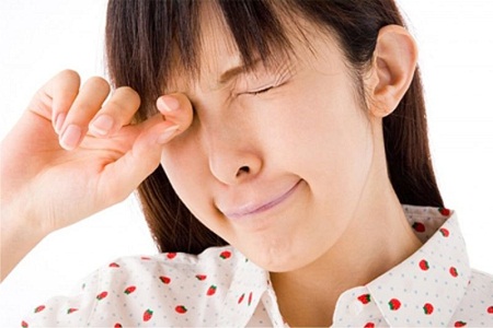 Gây kích ứng mắt và da: Khói hương cũng có thể gây kích ứng mắt và da của bạn, một số người thậm chí còn cảm thấy ngứa râm ran trên da. Đặc biệt, điều này có thể nghiêm trọng hơn ở trẻ em và phụ nữ có thai.