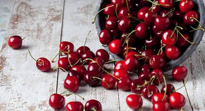 Cherry: Không chỉ là một loại quả ngon mà cherry còn giàu polyphenol. Vì vậy, ăn cherry thường xuyên là cách giúp bạn ngăn ngừa tác hại của các gốc tự do và giúp làm chậm lão hóa.