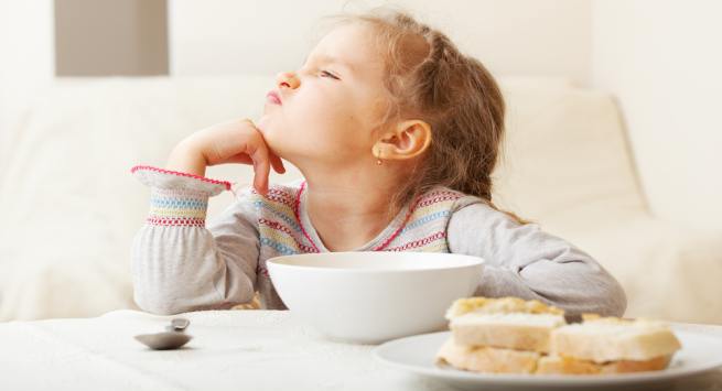 Bỏ bữa ăn sáng: Bạn đưa trẻ đến trường nhưng lại chưa cho chúng ăn sáng? Đó có thể là nguyên nhân khiến bé nhà bạn bị béo phì. Bỏ bữa ăn sáng có thể làm tăng cảm giác thèm các thực phẩm giàu năng lượng, từ đó khiến trẻ thừa cân và béo phì.