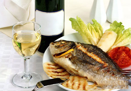 Kết hợp cá với rượu: Một ly rượu nhỏ có thể làm giảm mức đường huyết ở một số người. Rượu kết hợp với cá trong bữa tối giúp kiểm soát đường huyết ở người bệnh đái tháo đường.