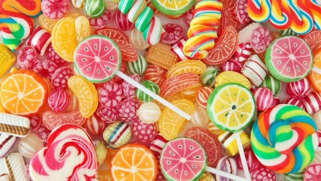 Bánh kẹo: Đường trong các loại bánh kẹo cũng có thể gây viêm. Nếu bạn là người nghiên ăn kẹo, bánh ngọt, đồ uống có đường... thì bệnh viêm khớp của bạn sẽ trở nên tồi tệ hơn.