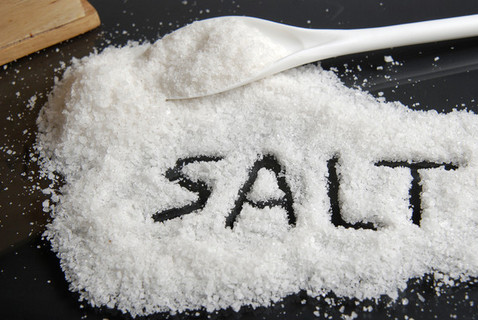 Muối: Giống như đường, quá nhiều muối trong chế độ ăn uống cũng có thể làm trầm trọng thêm bệnh viêm khớp. Các nghiên cứu cho rằng, tiêu thụ quá nhiều muối có thể làm tăng nguy cơ bệnh các tự miễn như: Viêm khớp dạng thấp, bệnh vẩy nến.