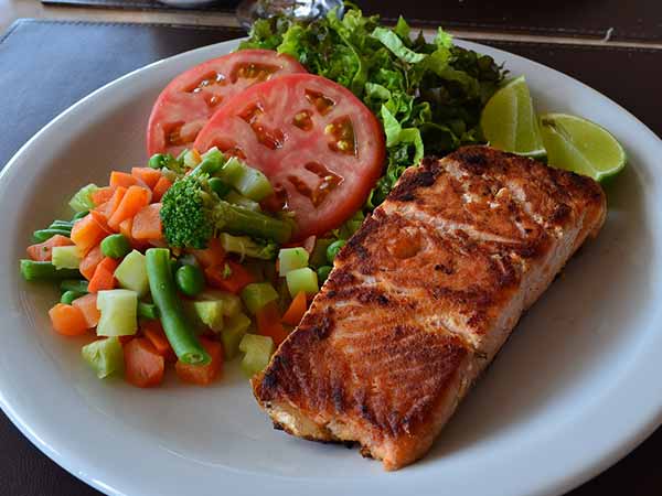 Cá hồi: Thiếu vitamin D có thể làm tăng ung thư ruột già. Bạn có thể bổ sung vitamin D bằng cách ăn cá hồi. Đây là một trong những loại thực phẩm hàng đầu giúp chống lại ung thư ruột già.