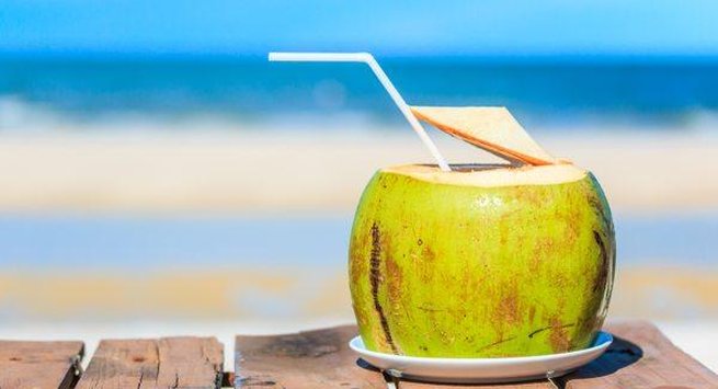 Uống nước dừa: Uống nước dừa sẽ giúp bổ sung thêm năng lượng cho cơ thể. Nếu không có nước dừa, một tách trà xanh cũng có thể giúp bạn tỉnh táo và quên đi cảm giác mệt mỏi.