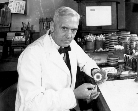 Alexander Fleming phát hiện ra tính chất chống khuẩn của nấm mốc penicillium vào năm 1928