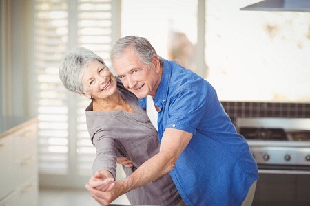 Khiêu vũ: Khiêu vũ trị liệu cũng được chứng minh có thể đem lại nhiều  lợi ích đối với một số triệu chứng của người bệnh Parkinson, đặc biệt là khả năng giữ thăng bằng.