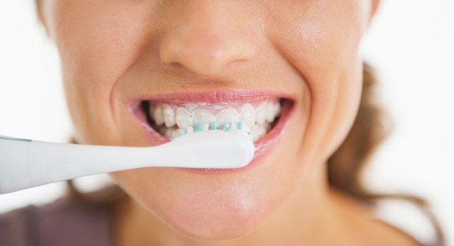Thói quen chăm sóc răng miệng có thể khiến răng ố vàng - Ảnh 2
