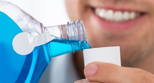 Lạm dụng nước súc miệng: Hãy suy nghĩ 2 lần trước khi sử dụng nước súc miệng. Việc lạm dụng nước súc miệng có thể khiến men răng bị ảnh hưởng. Nước súc miệng thường có vị chua và có tính acid cao, điều này có thể phá hủy men răng và làm vàng răng.