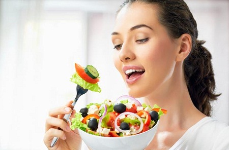 Thực hiện chế độ ăn uống lành mạnh, cân bằng gồm: Nhiều các loại rau xanh, hoa quả, ngũ cốc nguyên hạt... Hạn chế ăn nhiều tinh bột tinh chế, thực phẩm có hàm lượng đường cao và đồ uống có đường. Đặc biệt, không bao giờ được bỏ bữa ăn.