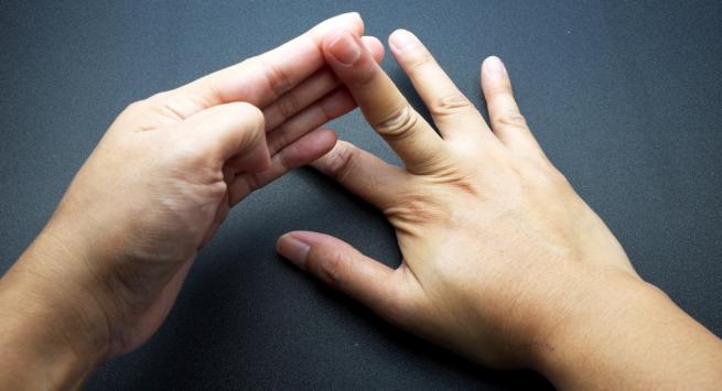 5 bài tập đơn giản để giảm đau khớp ngón tay - Ảnh 5