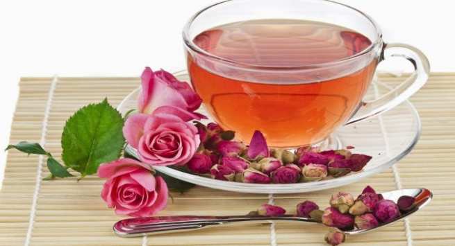 Hoa hồng: Chỉ cần thả vài cánh hoa hồng vào trong cốc nước ấm trong vài phút rồi thêm khoảng một thìa mật ong rồi từ từ thưởng thức. Theo nghiên cứu vào năm 2005, uống trà hoa hồng là một phương pháp đơn giản giúp phụ nữ giảm đau bụng kinh.