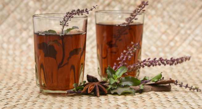 Hương nhu (Tulsi): Mỗi ngày uống một tách trà ấm được pha từ hoa hương nhu tía có thể giúp bạn bảo vệ các mô tế bào khỏi tình trạng stress oxy hóa trong cơ thể.
