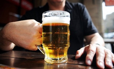 Uống bia trước khi uống rượu sẽ giúp bạn không bị say: Điều này hoàn toàn là sai lầm vì thứ tự tiêu thụ các loại chất cồn không còn quan trọng. Cách duy nhất giúp bạn tránh bị say là uống chậm và ít.
